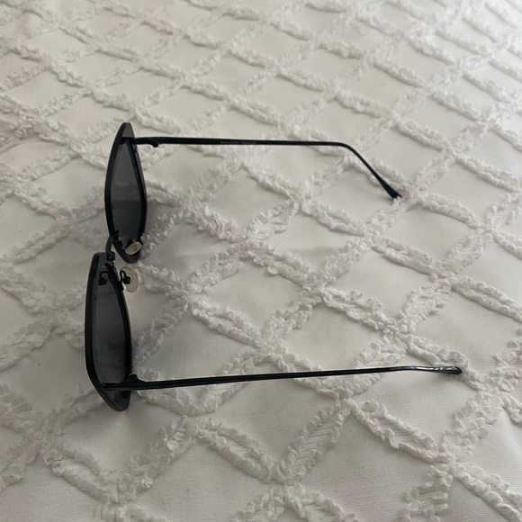 Black Square Fashion Sunglasses - Picture 3 of 4